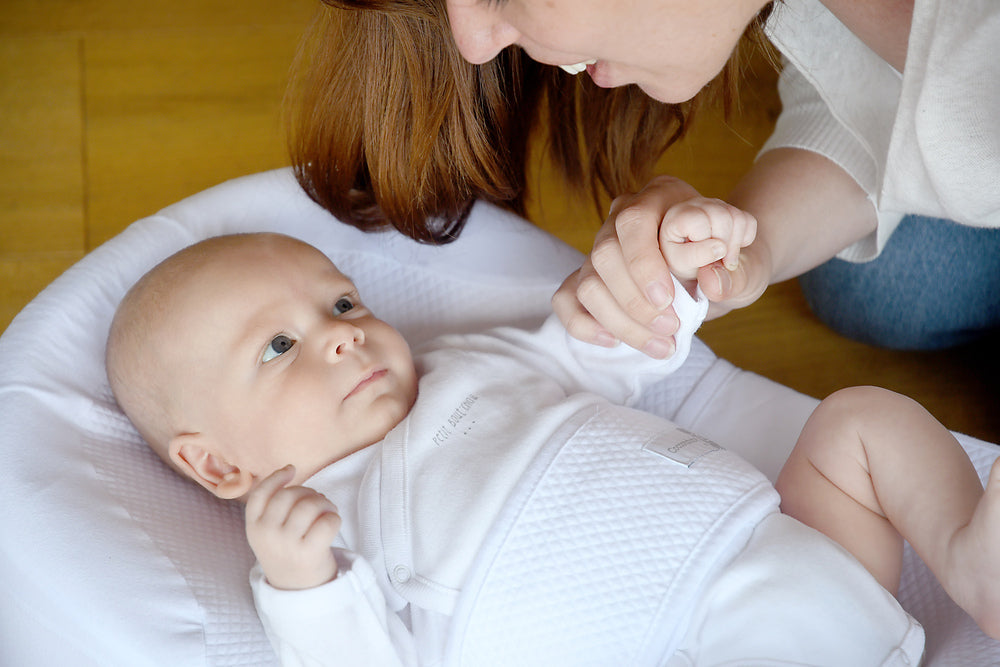 Baby Nest Ergonomic Red Castle Cocoonababy 10° – Flori de Bumbac | Anti-Colici & Anti-Reflux