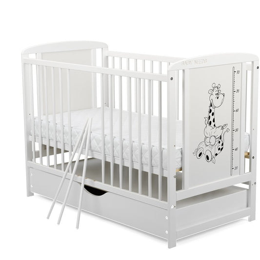 Pătuț din Lemn BabyNeeds Timmi Girafa 120x60 cm Alb cu Sertar + Saltea 12 cm