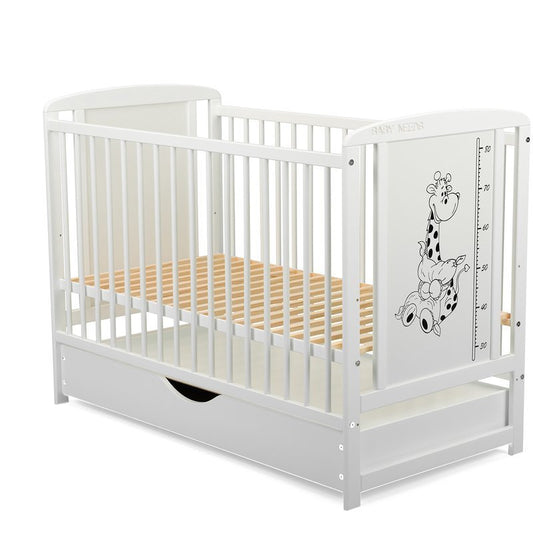 Pătuț din Lemn BabyNeeds Timmi Girafa 120x60 cm Alb cu Sertar + Saltea 8 cm