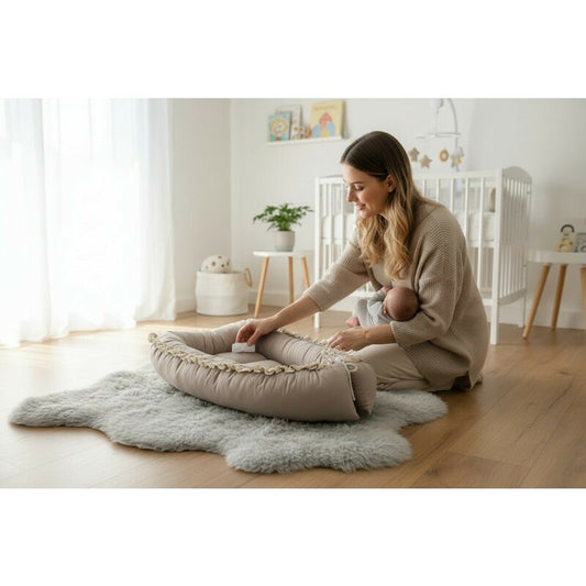 Cosulet bebelus, MimiNu, Premium, Pentru dormit, Baby Nest 55 x 75 cm, Cu Volanase si dantela, Husa 100% bumbac, Din bumbac certificat Oeko Tex Standard 100, Mocha