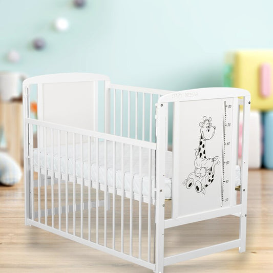 Patut din lemn bebe, 120x60 cm, Cu laterala culisanta, Din lemn de pin si mdf, Stabil si rezistent, Inaltime saltea reglabila pe 3 nivele, Laterala cu 3 bete detasabile, EN716-1, EN716-2, Alb, Babyneeds, Timmi Girafa