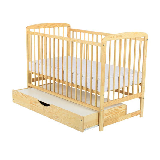 Patut din lemn bebe, 120x60 cm, Cu sertar cu capac, Din lemn de pin si mdf, Stabil si rezistent, Inaltime saltea reglabila pe 3 nivele, Laterala cu 3 bete detasabile, EN716-1, EN716-2, Natur, Babyneeds, Ola