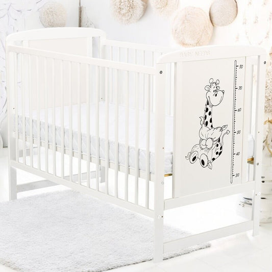 Patut din lemn bebe, 120x60 cm, Din lemn de pin si mdf, Stabil si rezistent, Inaltime saltea reglabila pe 3 nivele, Laterala cu 3 bete detasabile, EN716-1, EN716-2, Alb, Babyneeds, Timmi Girafa