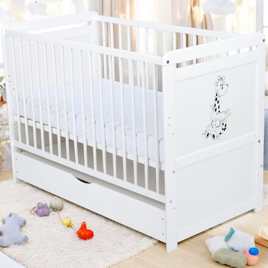 Patut din lemn bebe, Transformabil si pentru junior, 120x60 cm, Cu sertar cu capac, Din pin si mdf, Stabil si rezistent, Inaltime saltea reglabila pe 3 nivele, Laterala cu 3 bete detasabile, EN716-1, EN16-2, Alb, Babyneeds, Nadia II, Girafa