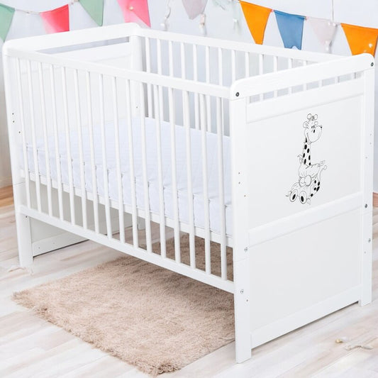 Patut din lemn bebe, Transformabil si pentru junior, 120x60 cm, Multifunctional, Din lemn de pin si mdf, Stabil si rezistent, Inaltime saltea reglabila pe 3 nivele, Laterala cu 3 bete detasabile, EN716-1, EN716-2, Alb, Babyneeds, Nadia II, Girafa