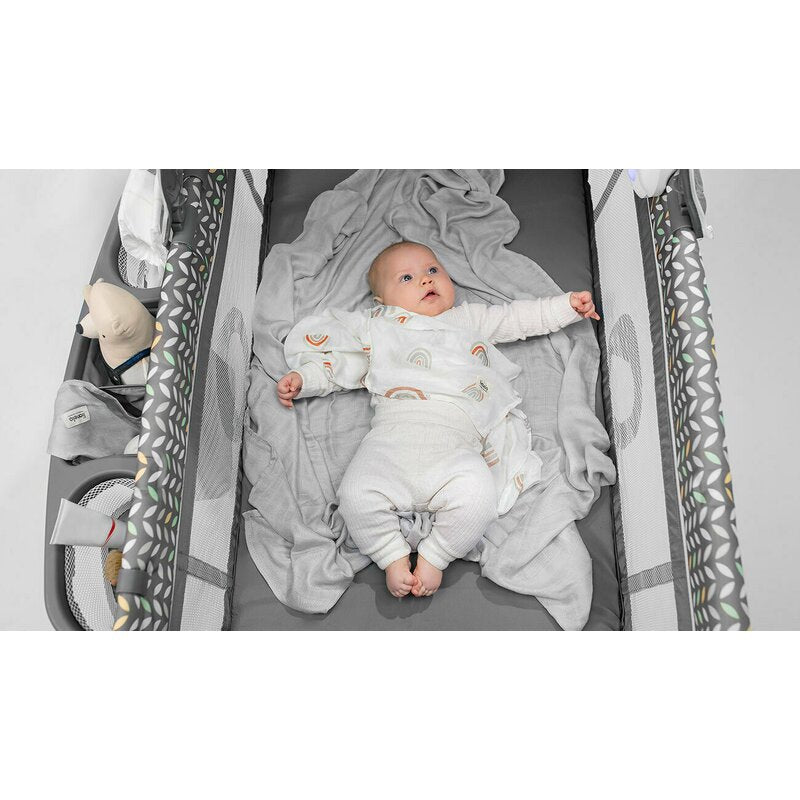 Patut pliant, Lionelo, Sven Plus, 120x60 cm, Cu doua nivele, Cu arcada jucarii, masuta de infasat, vibratii, melodii conform cu standardele europeane de securitate EN716 si EN12221, Grey Scandi