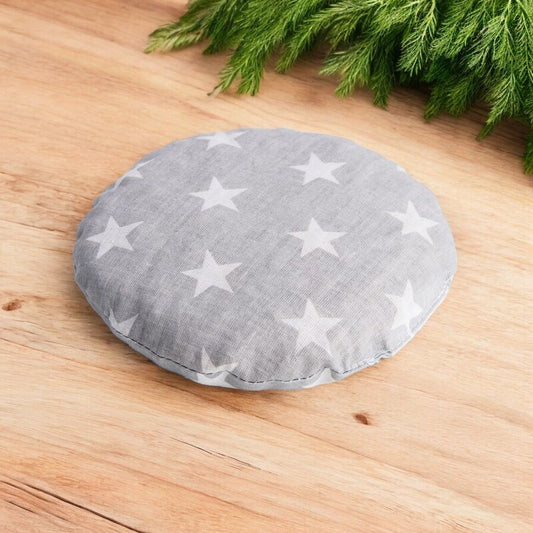 Pernuta anticolici, Qmini, Umpluta cu samburi de cirese, Cu husa din bumbac, Diametru 14 cm, Grey Stars