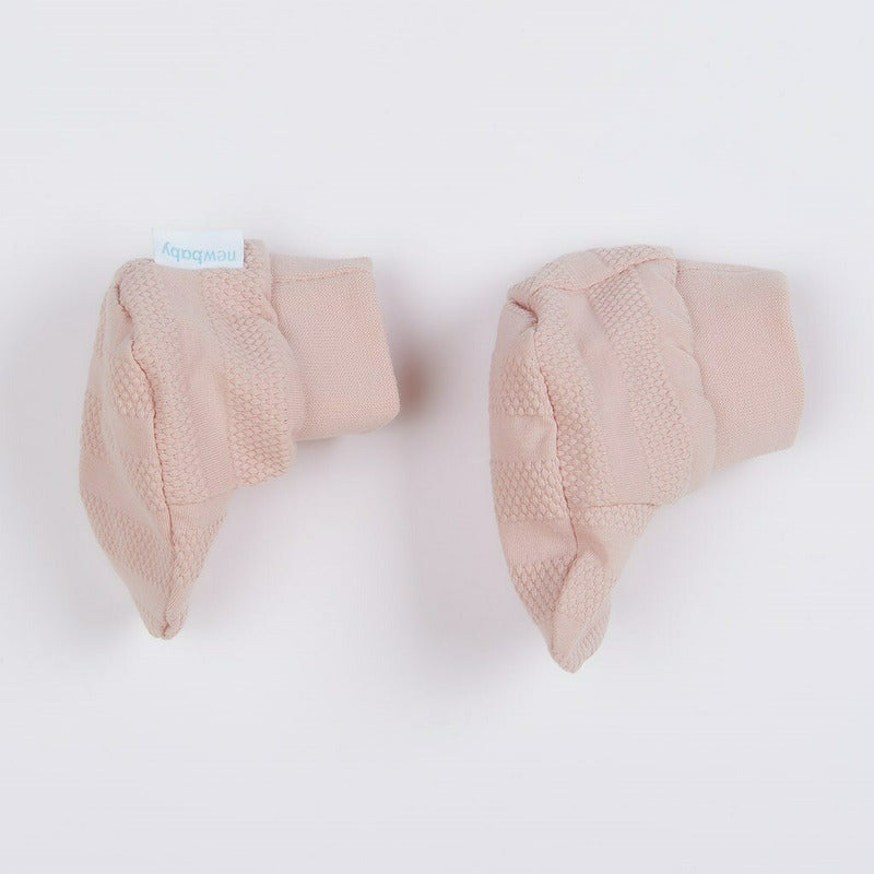 Set 7 piese, New Baby, Include body cu maneca lunga, bluza, pantalonasi cu botosei, salopeta fara maneci, caciulita, manusi, botosei, Marime 56, Din bumbac 100%, I am Pink