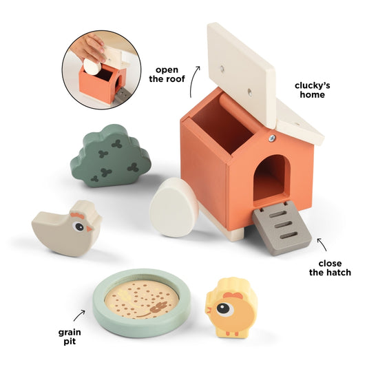 Copil care se joaca cu setul Tiny Farm Clucky Done by Deer