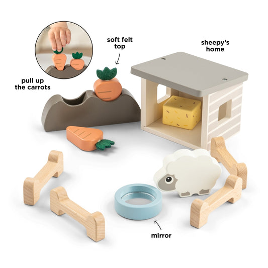 Copil care se joaca cu setul Tiny Farm Sheepy Done by Deer