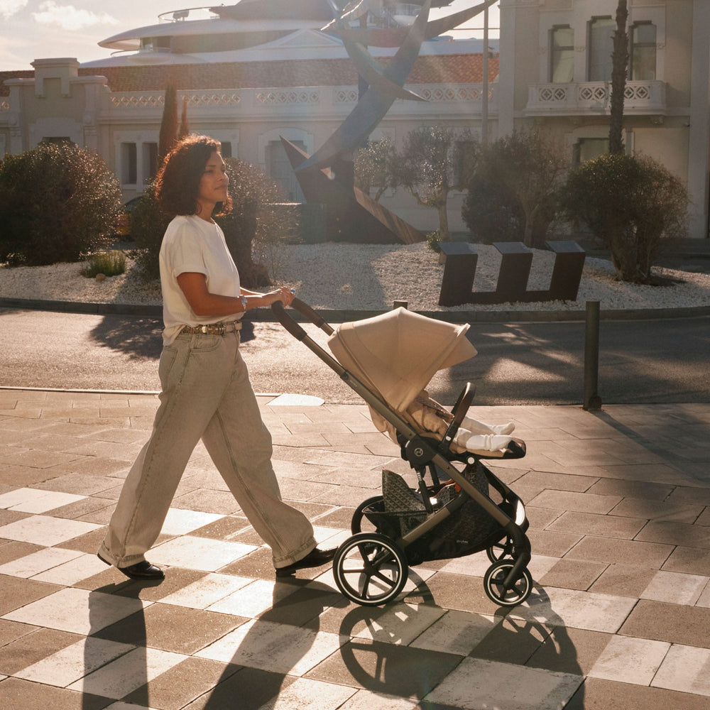 Cărucioare – Cybex Balios S Lux Almond Beige în oraș