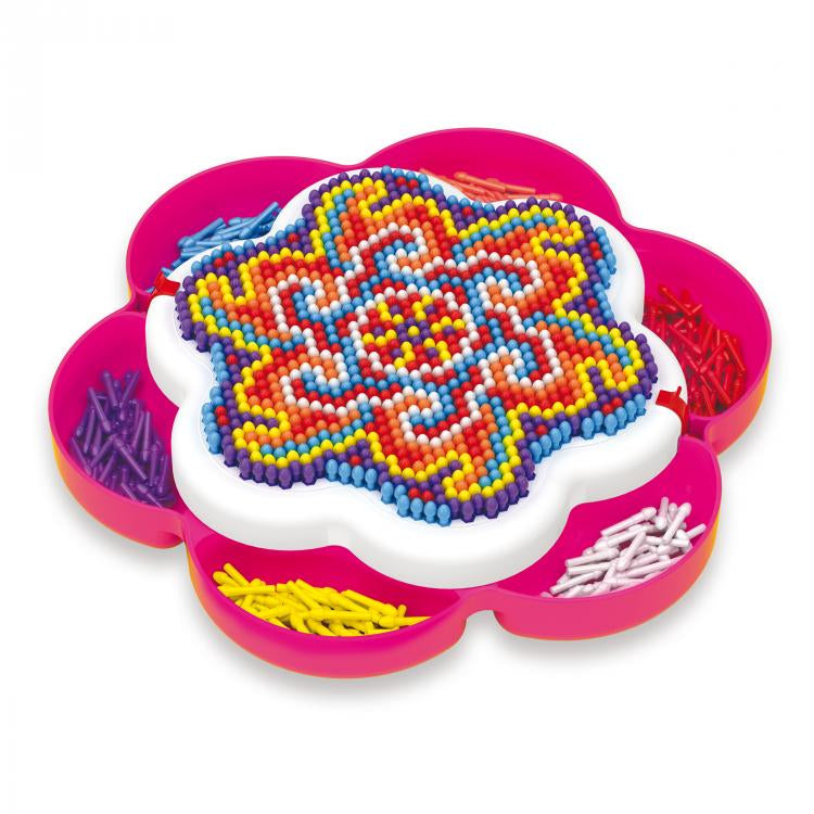 Joc mozaic Quercetti Fantacolor Mandala Daisy – mandală multicoloră pe baza cu tăvițe