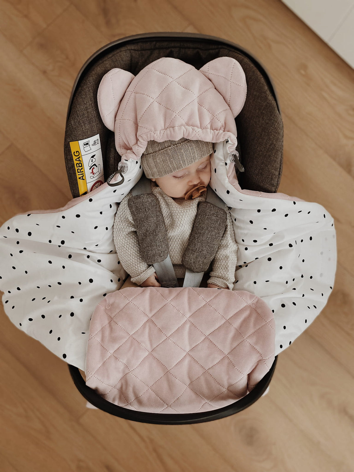 Paturica pentru scoica auto Sleepee Royal Baby catifea Sand - detaliu 6