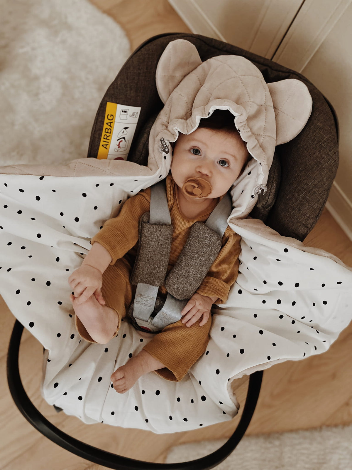 Paturica pentru scoica auto Sleepee Royal Baby catifea Sand - detaliu 1