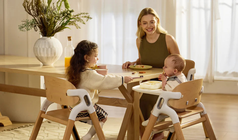 Detaliu lemn de fag certificat FSC al scaunului Momcozy DinerPal