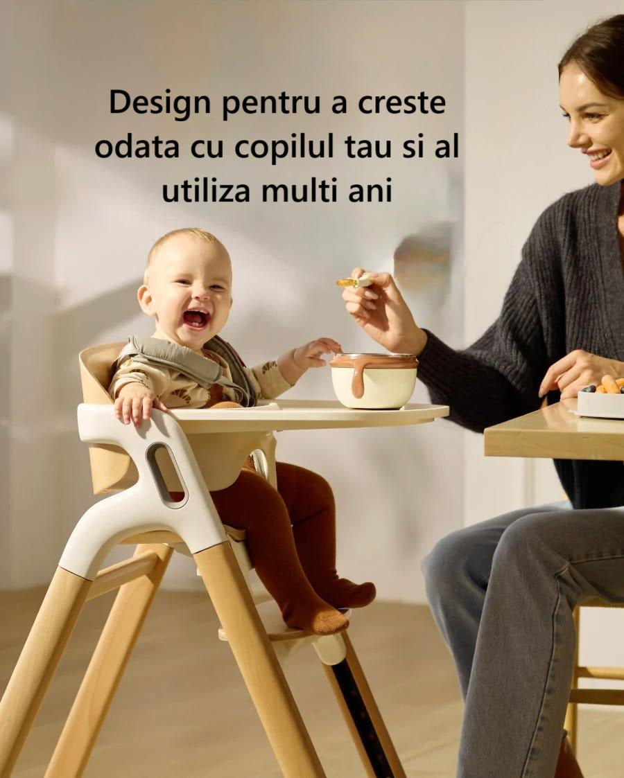 Copil folosind scaunul de masă Momcozy DinerPal la masă