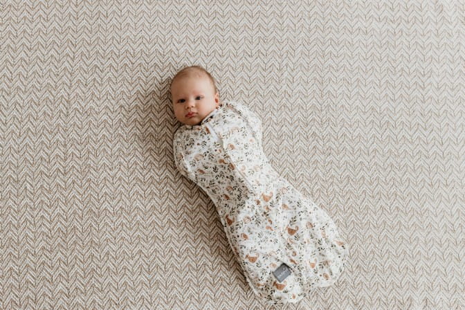 Saculet Swaddle infasat Bumbac + Caciulita Sleepee
