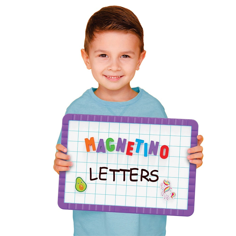 Tabla magnetica Quercetti Magnetino Litere Mari – copil care prezintă tabla cu litere