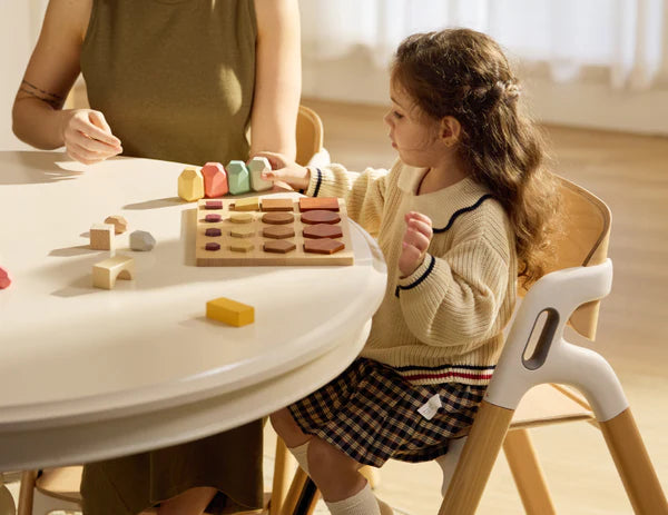 Baza stabilă cu suporturi anti-alunecare a scaunului Momcozy DinerPal