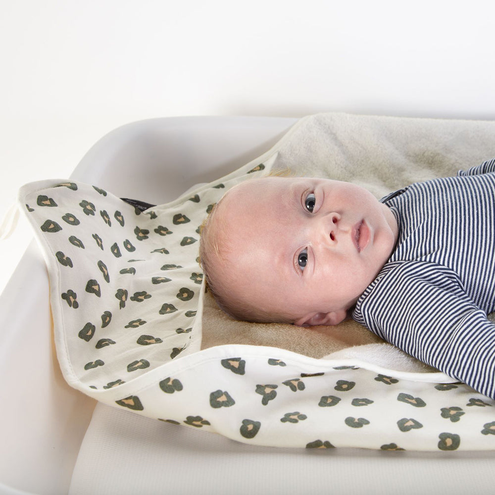 Prosop cu gluga si manusa de baie Childhome Jerse Frotir 80x80 cm, Leopard