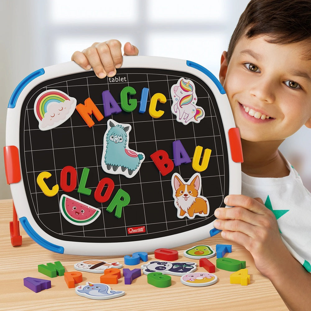 Tableta magnetica Quercetti Litere Mari – copil care prezintă tableta cu litere
