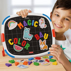 Tableta magnetica Quercetti Litere Mari – copil care prezintă tableta cu litere