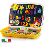 Tabla magnetica Quercetti Combi ABC+123 – cutie deschisă cu litere și numere magnetice