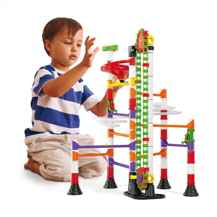 Pista cu bile Quercetti Migoga Marble Run Elevator – copil care acționează pista cu elevator