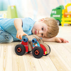 Set constructie vehicule Quercetti Bio – copil care se joacă cu un vehicul