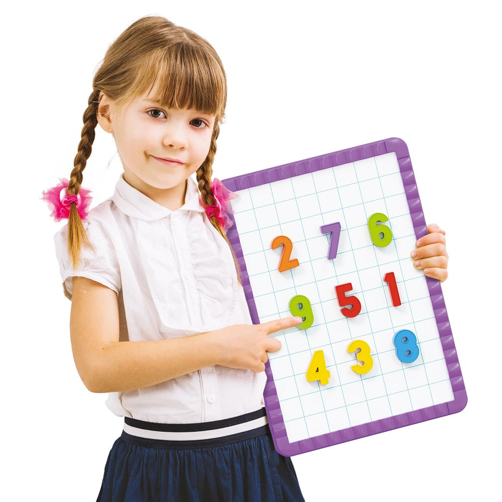 Tabla magnetica Quercetti Magnetino Numere – copil care prezintă tabla cu numere