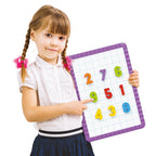 Tabla magnetica Quercetti Magnetino Numere – copil care prezintă tabla cu numere