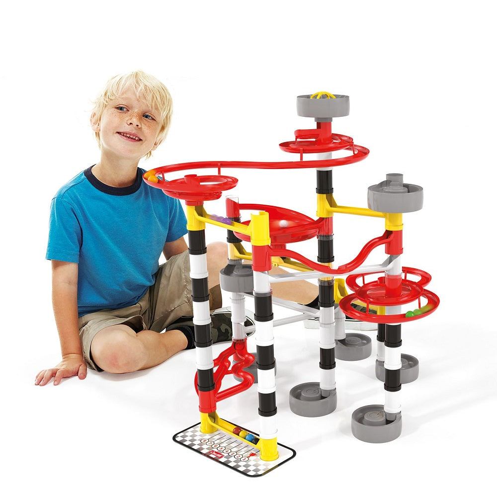 Pista cu bile Quercetti Migoga Race Marble Run – copil care lansează bilele