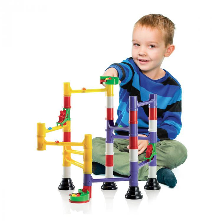 Pista cu bile Quercetti Migoga Marble Run Basic – copil care se joacă cu pista