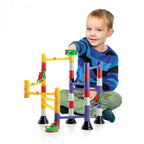 Pista cu bile Quercetti Migoga Marble Run Basic – copil care se joacă cu pista