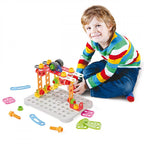 Set constructie Quercetti Tecno Jumbo Toolbox – copil care construiește pe capacul cutiei