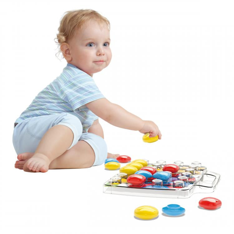 Joc mozaic Quercetti Fantacolor Baby, 24 piese – copil lângă tabla cu piese colorate