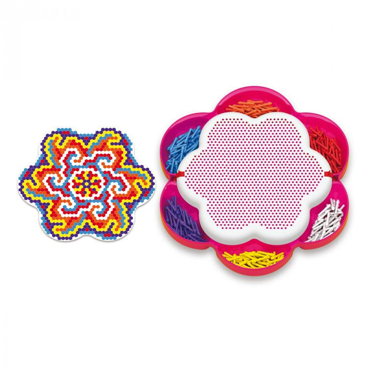 Joc mozaic Quercetti Fantacolor Mandala Daisy – tablă în formă de floare și mozaic separat