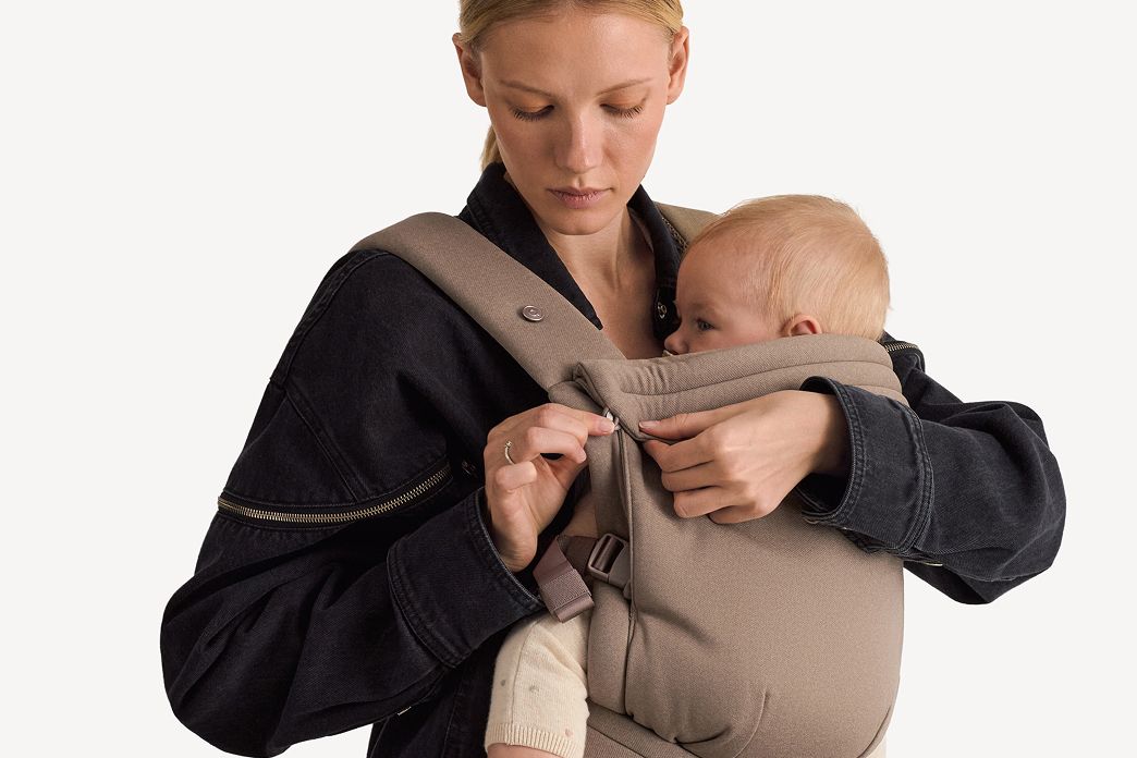 Încarcă clipul video: Marsupiu ergonomic Anex Whiz-hug - demonstrație utilizare și caracteristici