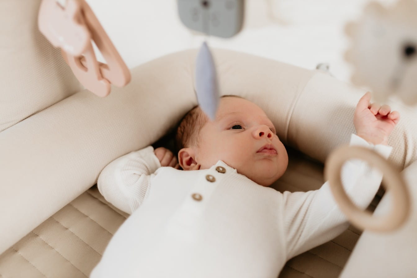 Baby Nest Modular Sleepee 4 in 1 cu Arcada de Jucarii si Aparat Sunete, Laterale Detasabile, Sand
