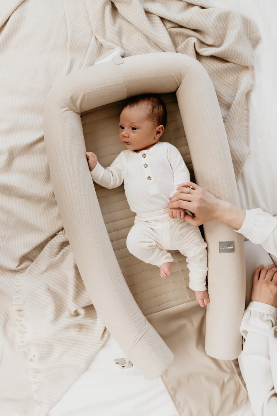Baby Nest Modular Sleepee 4 in 1 cu Arcada de Jucarii si Aparat Sunete, Laterale Detasabile, Sand