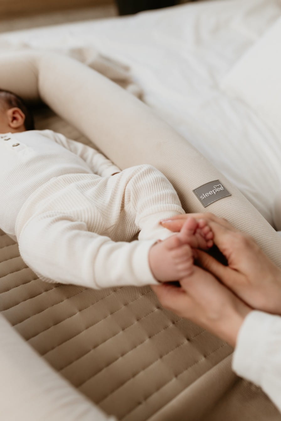 Baby Nest Modular Sleepee 4 in 1 cu Arcada de Jucarii si Aparat Sunete, Laterale Detasabile, Sand
