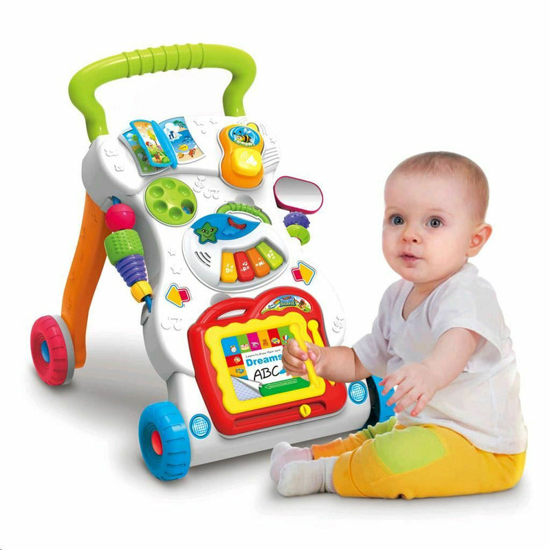 Antepremergător Baby Mix cu mini pian, Multicolor – copil lângă panoul de activități