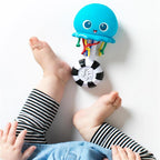 Jucărie Baby Einstein Oceanul Magic – bebeluș jucându-se cu caracatița