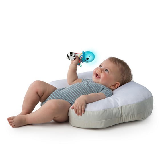 Jucărie Baby Einstein Oceanul Magic – bebeluș ridicând jucăria