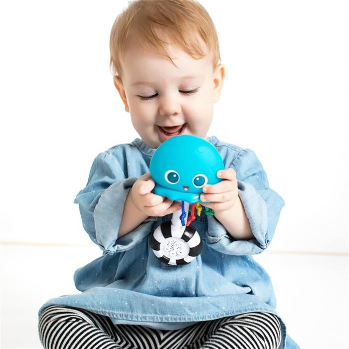 Jucărie Baby Einstein Oceanul Magic – copil ținând caracatița turcoaz