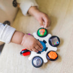 Jucărie senzorială Baby Einstein Curiosity Clutch – imagine de prezentare 9
