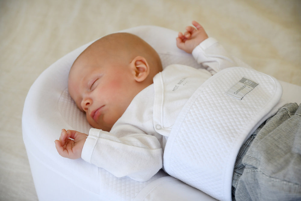 Baby Nest Ergonomic Red Castle Cocoonababy 10° – Flori de Bumbac | Anti-Colici & Anti-Reflux