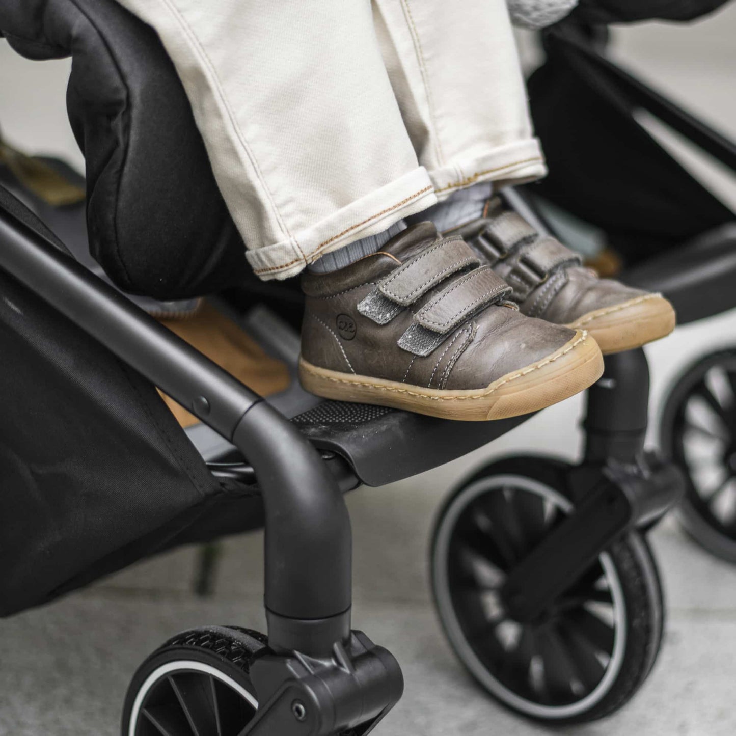 BabyGo - Carucior pliabil pentru gemeni GoTwice, Black