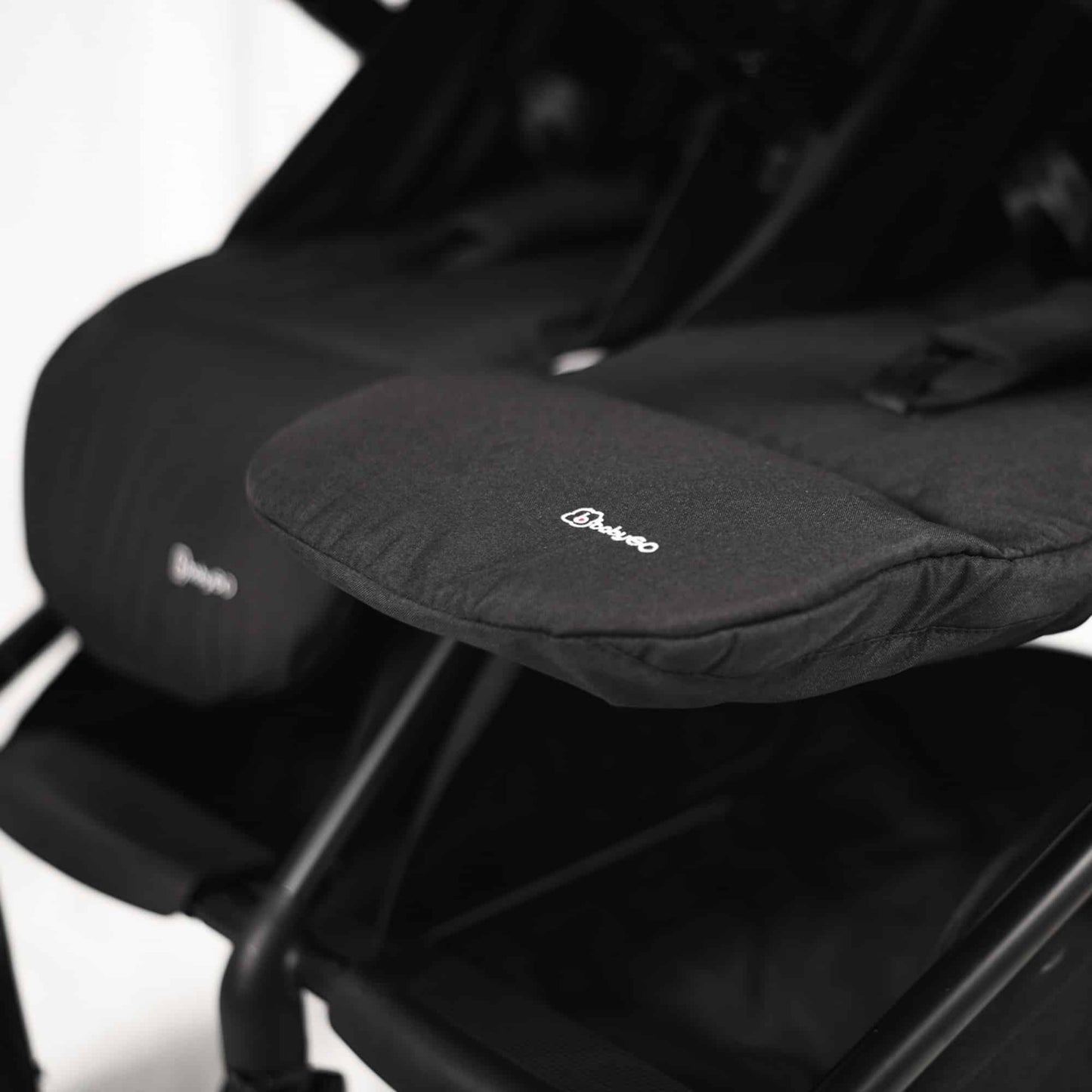 BabyGo - Carucior pliabil pentru gemeni GoTwice, Black