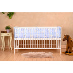 Pătuț BabyNeeds Nadia 140x70 cm alb – pătuț văzut din lateral, cu lenjerie